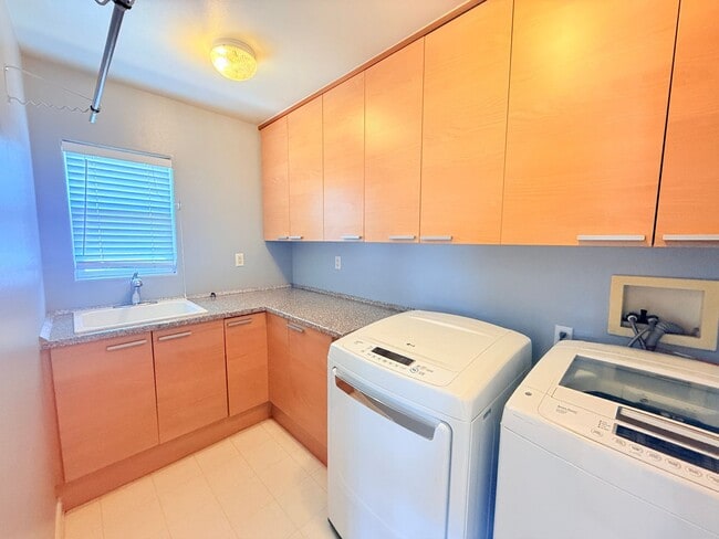 Building Photo - Pet-Friendly Hillside 4BR Home with New Flooring | Newbury Park