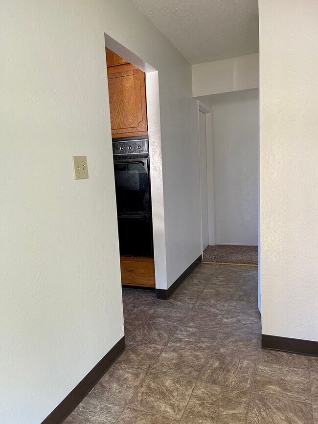 Building Photo - 4 bedroom home in convenient location on Alta Mesa Dr.
