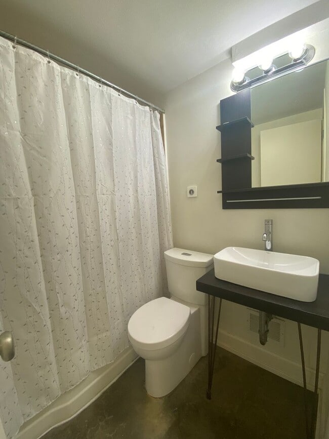 Building Photo - Beautiful apartment in Goose Hallow- Prime...