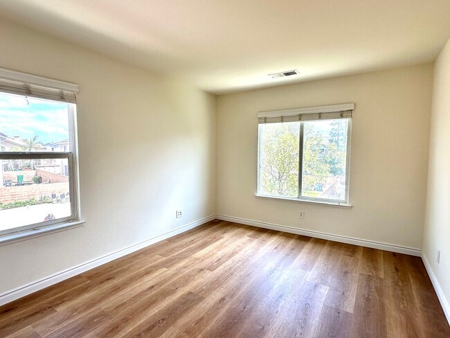 Building Photo - Spacious Family Oasis in the Heart of East...
