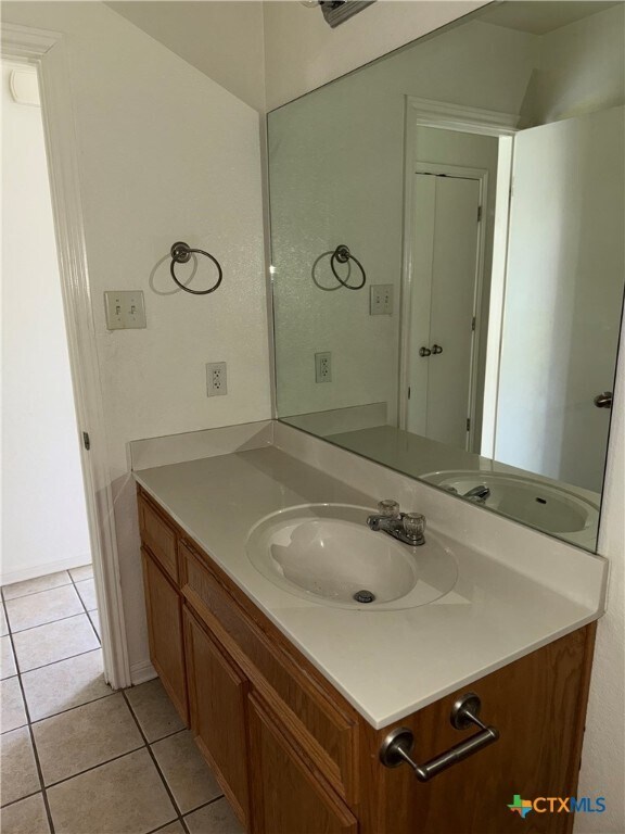 Building Photo - 1402 Chips Dr