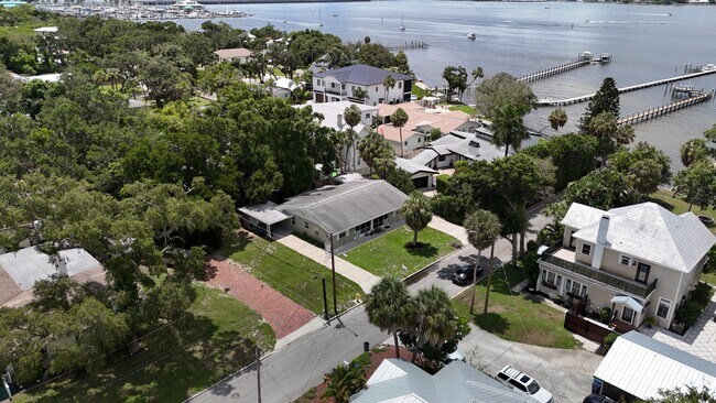 Building Photo - 214 15th Ave W