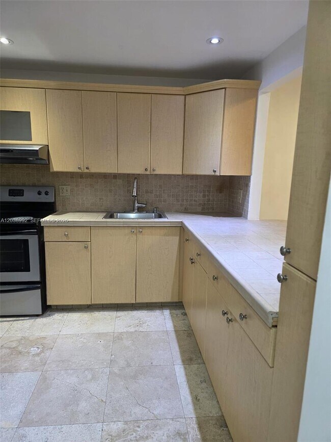 Building Photo - 1817 S Ocean Dr