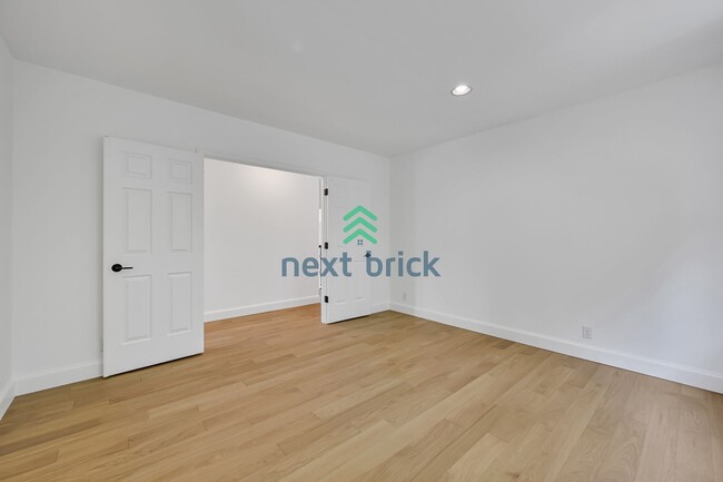 Building Photo - Beautiful Bellevue Home with 4 Beds + Bonu...