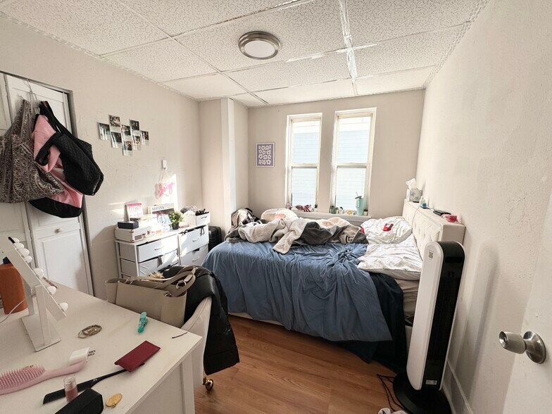 Building Photo - 1572 Tremont St