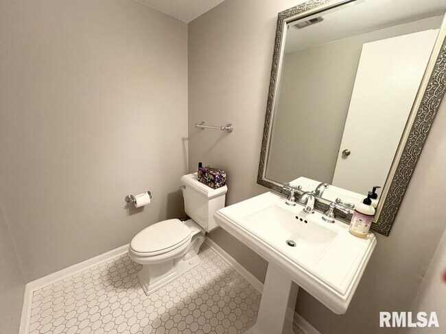 Building Photo - 6891 N Fox Point Dr