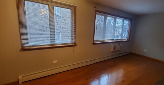 Building Photo - 6316 N Paulina St