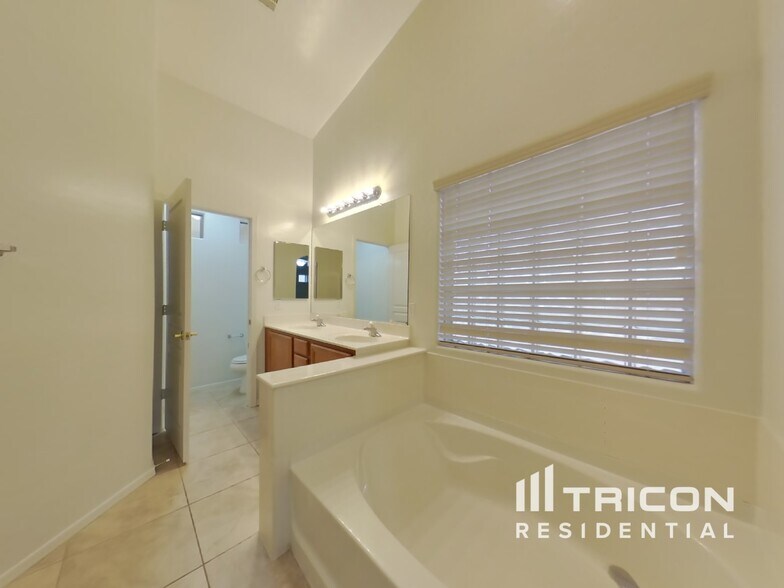 Building Photo - 44181 W Lindgren Dr