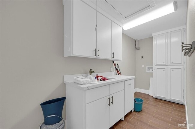 Building Photo - 9812 Las-Palmas Dr