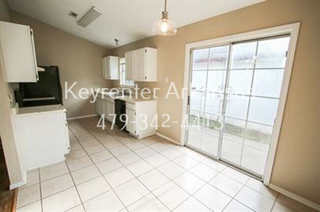 Building Photo - Great location! Amazing home in Fayetteville!