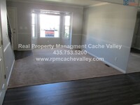 Building Photo - This Beautiful and updated Town home is Av...