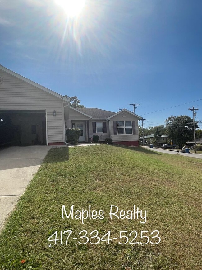 Building Photo - 3 Bedroom, 2 Bath Home for RENT in Hollister, MO