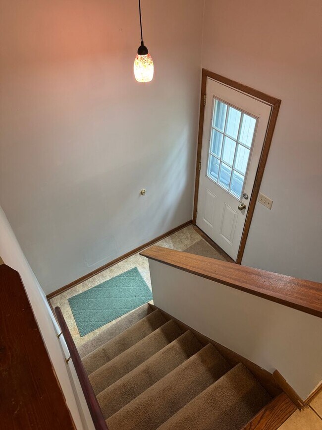 Building Photo - 2 Bed 1.5 Bath, Yard and shed, 2 Off stree...