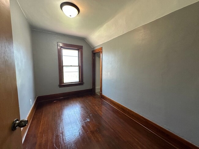 Building Photo - Charming 3 bedroom house $1125