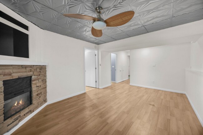 Building Photo - 1755 Fountainbleu Dr