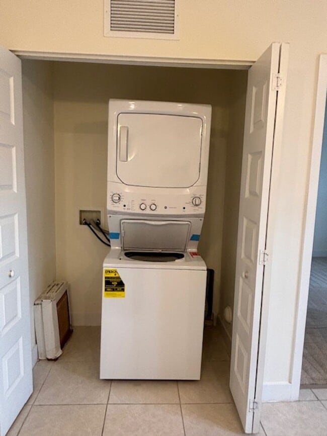 Building Photo - Great Condo unit in Doral