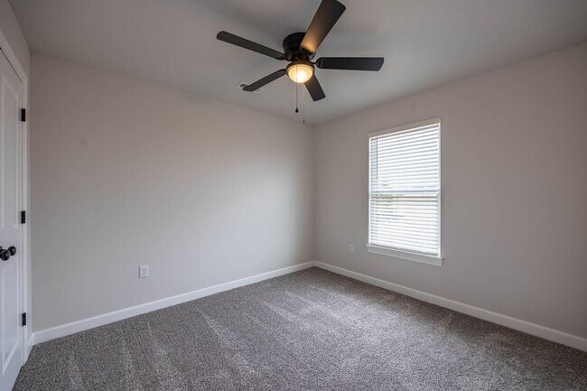 Building Photo - 372 SE 95th Rd