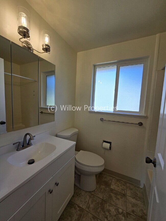 Building Photo - "Charming 1-Bedroom Duplex in Lakewood – C...
