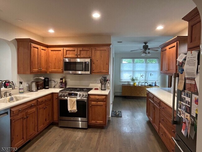 Building Photo - 10 Montvale Ave