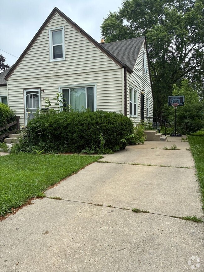 Building Photo - 3BR SINGLE FAMILY, SIDE DRIVE, YARD, FULL ...