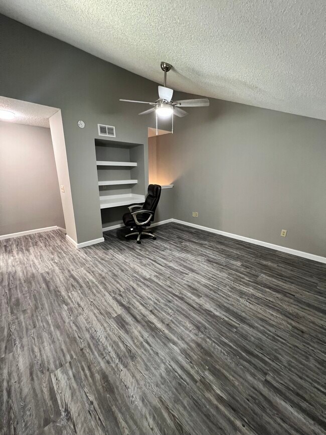 Building Photo - 813 Red Bird Ln