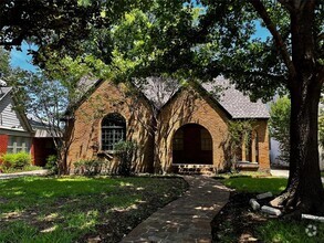 Building Photo - 1146 N Winnetka Ave