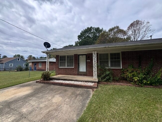 Building Photo - 2 Bed Duplex with Rocking Chair Front Porc...