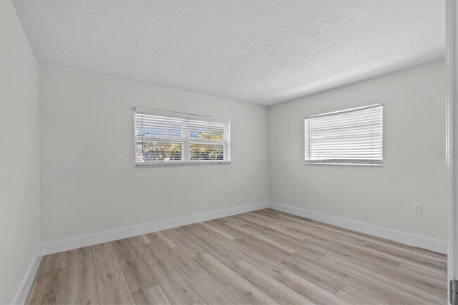 Building Photo - 310 Westwinds Dr E