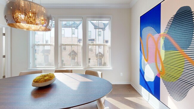 Building Photo - Beautiful Rooftop Terrace Townhome w/ gara...