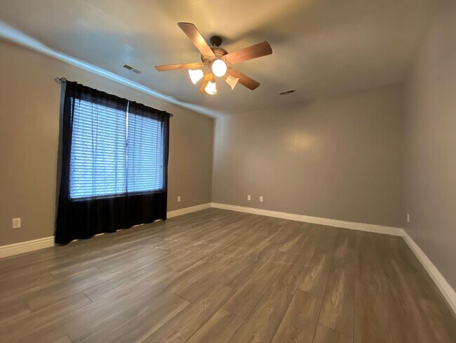 Building Photo - 6 Bedroom/3.5 Bathroom Home In Syracuse!