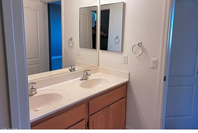 Building Photo - 2121 Tyler Dr