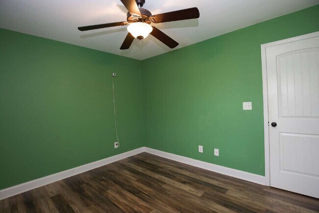 Building Photo - *Lease Special!* Fiber optic internet incl...