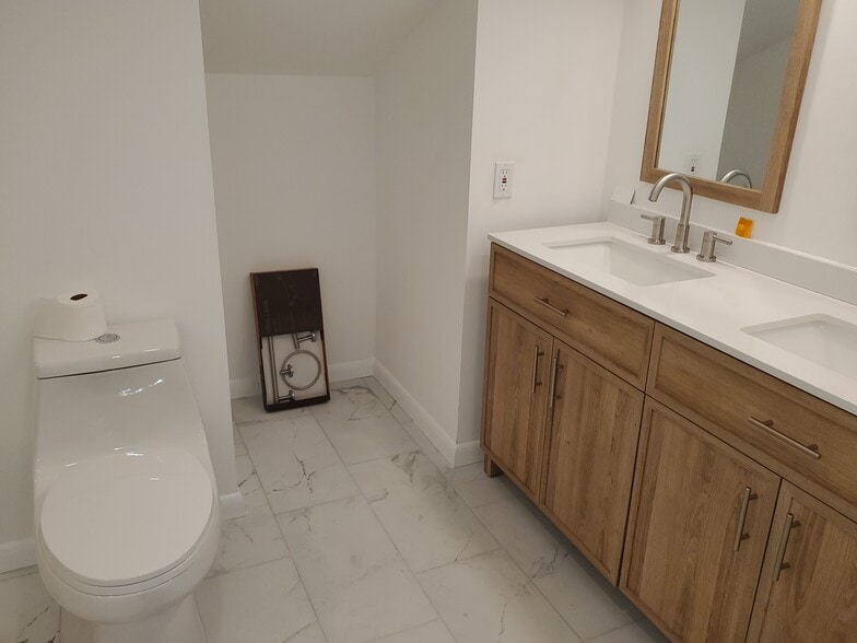 2d floor master bath - 417 Sugarland Run Dr