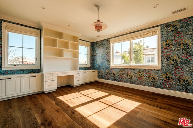 Building Photo - 557 Chapala Dr