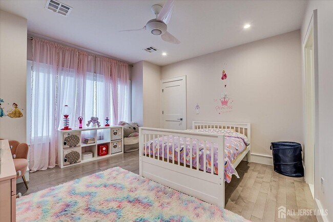 Building Photo - 3979 Park Ave