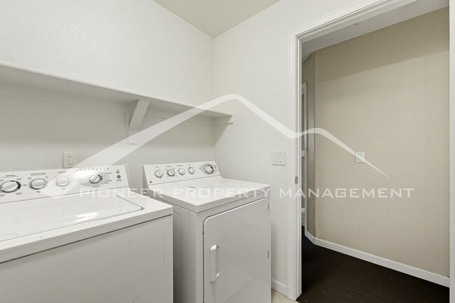 Building Photo - Gorgeous Townhouse with Gas Fireplace and ...