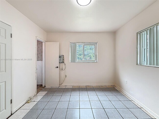 Building Photo - 15705 NE 10th Ave