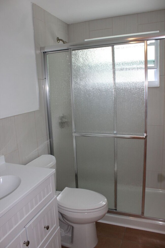 Building Photo - 2 Bedroom 1 Bath Utilities included