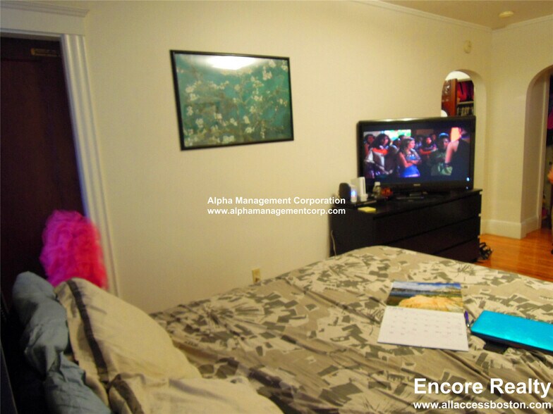 Building Photo - 349 Pleasant St