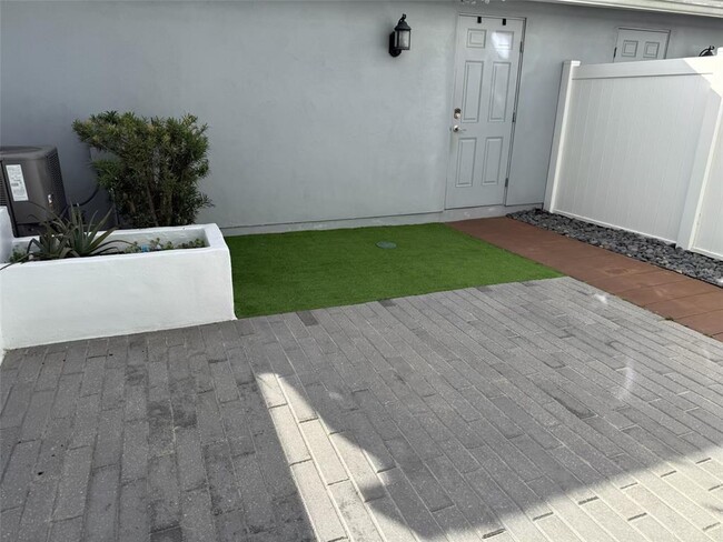 Building Photo - 15495 Honeybell Dr