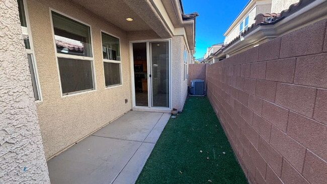 Building Photo - 4 Bed, 3 Bath