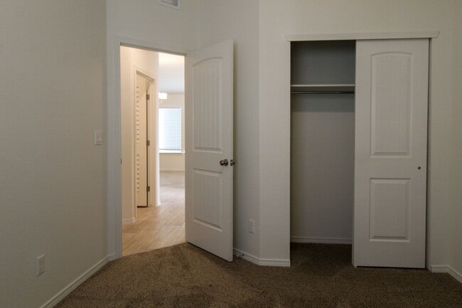 Building Photo - 1208 Golden Summer Pl