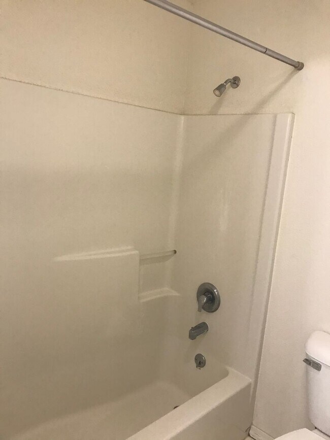Building Photo - 2 Bedroom 2 Bath Centrally Located Condo