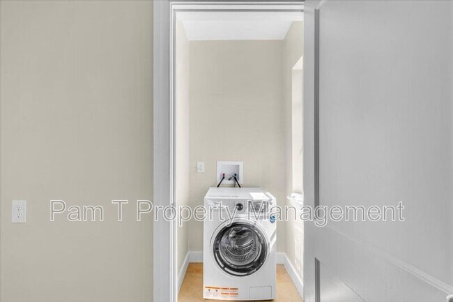 Building Photo - 625 E 41st St