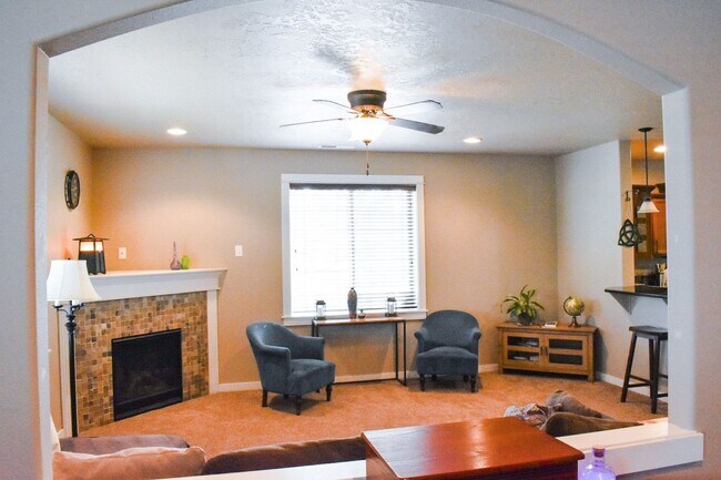 Building Photo - Spacious 5 Bed/2.5 Bath Single Family Home...