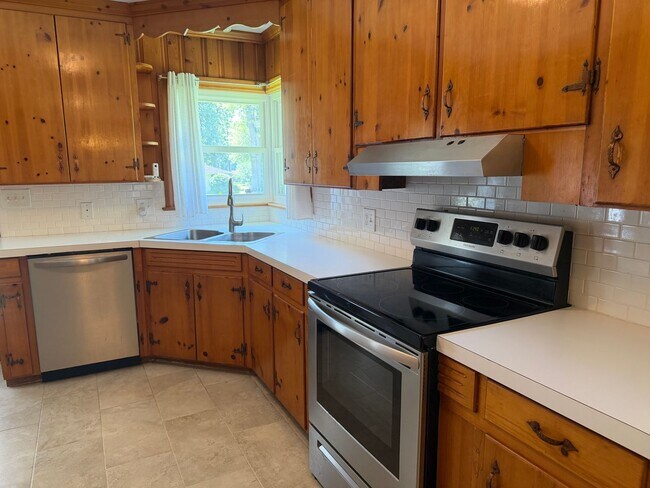 Building Photo - 302 Oak Dr