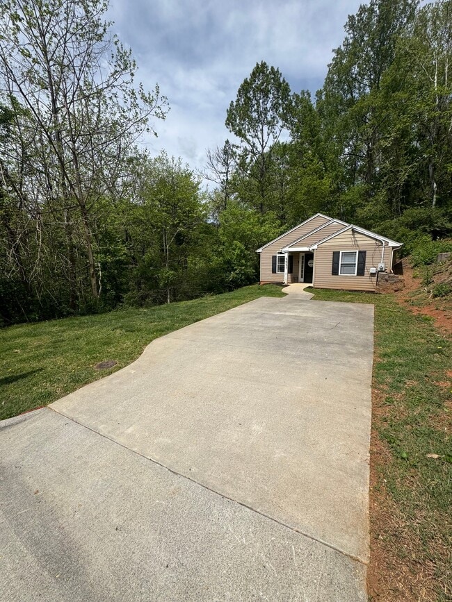 Building Photo - 4647 Ferncliff Dr