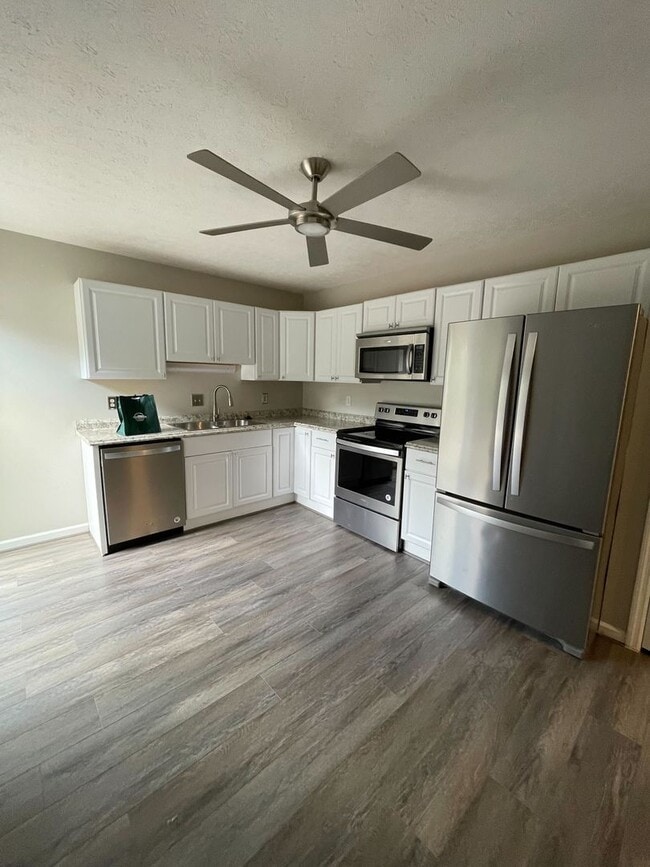 Building Photo - Updated 3 Bedroom 2.5 Bath Home on Hardwoo...