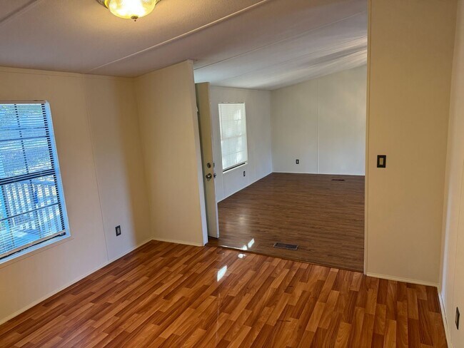 Building Photo - 4044 Friendship Rd