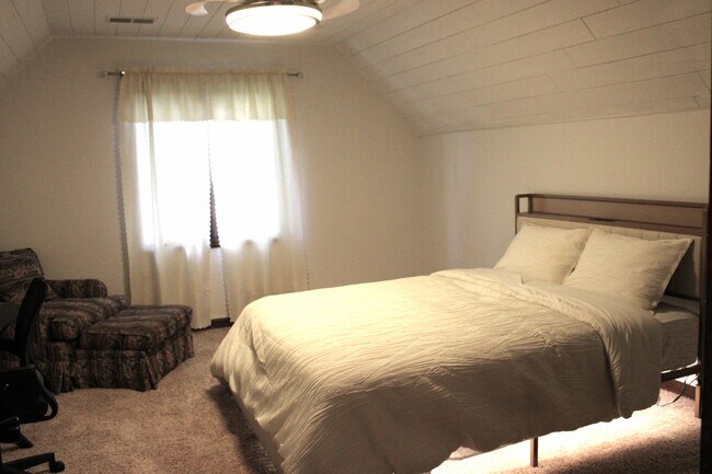 Upstairs Queen Bedroom 2 - 2115 Pineshore Ct